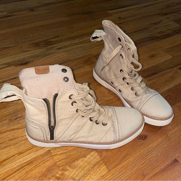 Levi’s size ten canvas sneakers. - Picture 6 of 6